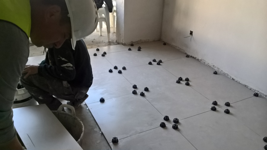 Solado con gres sobre firme nivelado