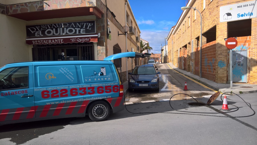 Desatasco en colector municipal