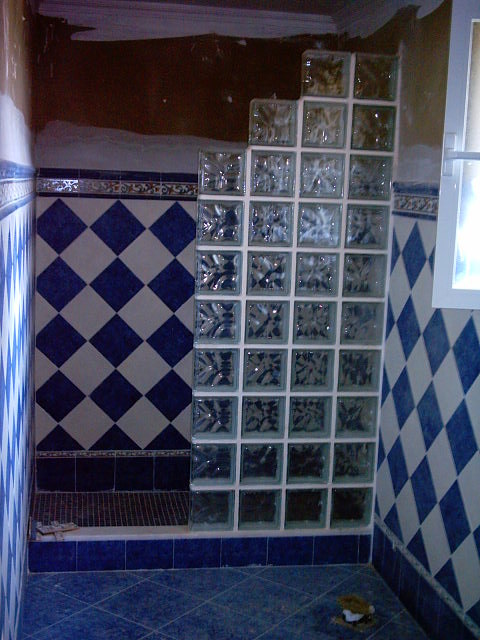 zócalo alto mas cenefa y panel divisor-plato de ducha en Pv