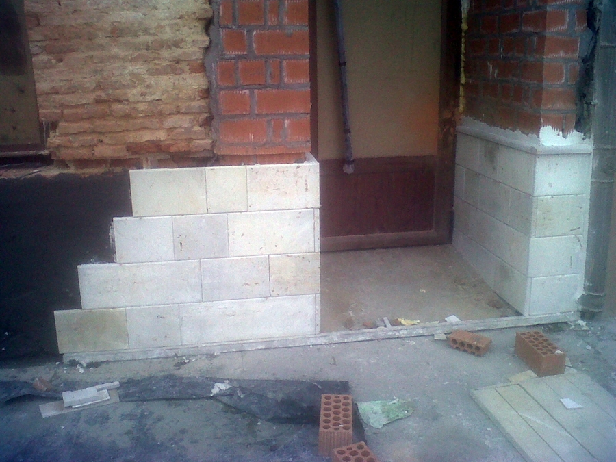 Zócalo de piedra natural