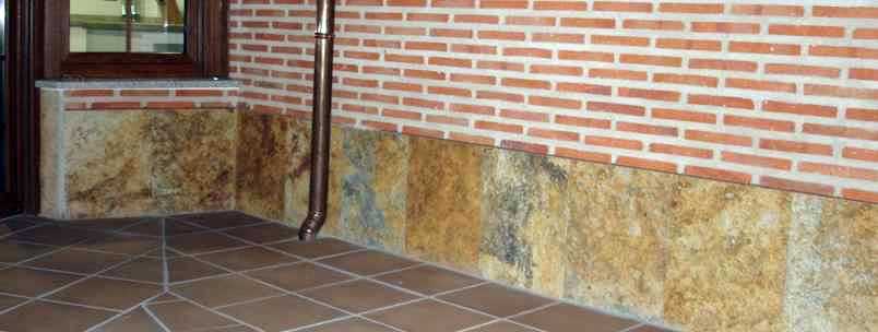 Zócalo en cuarcita de un patio (evita las humedades)