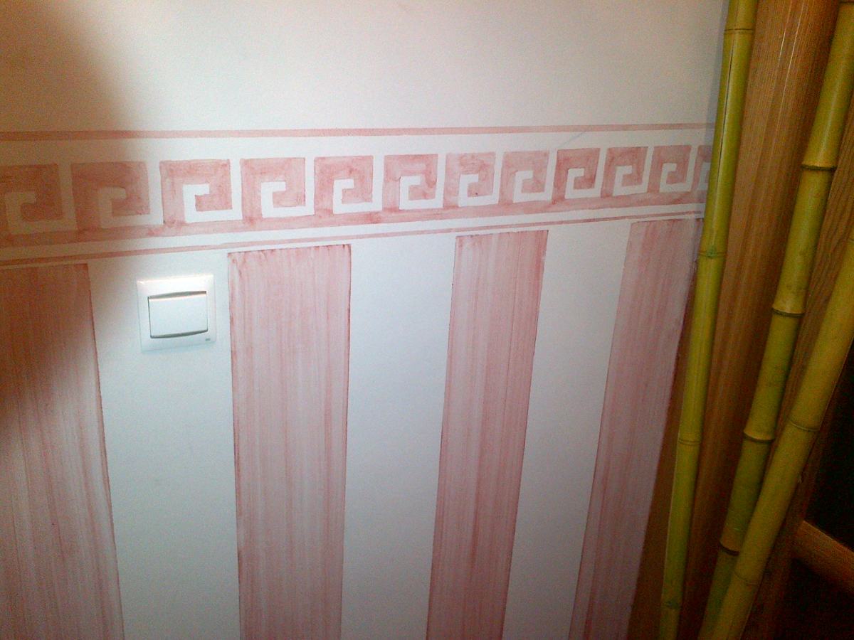 zocalo pintado con greca romana y rayas