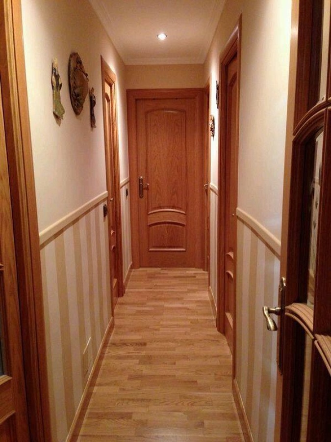 ZÓCALO RAYAS VERTICALES EN PASILLO