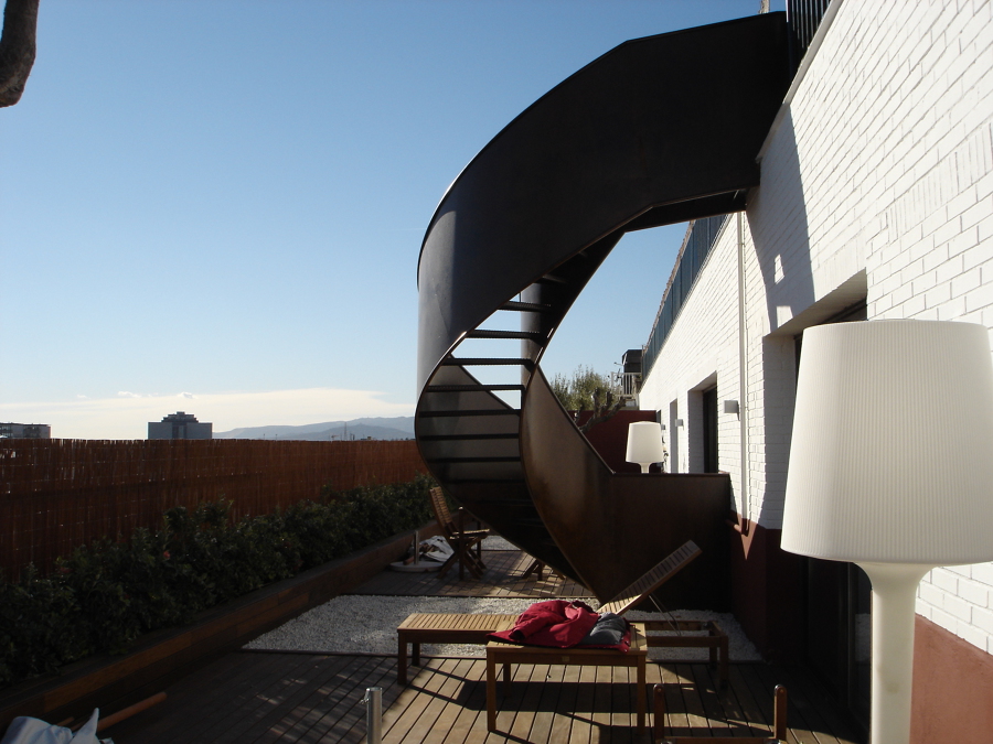 ZONA RELAX Y ESCALERA METALICA