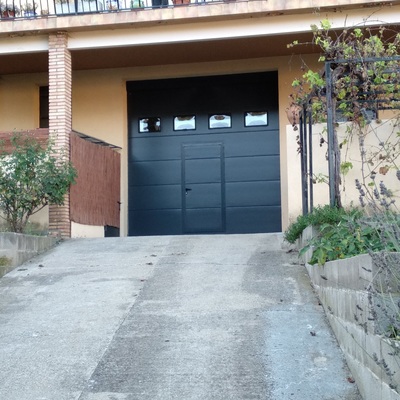 PUERTA SECCIONAL + PEATONAL + VENTANAS