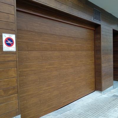 PUERTA SECCIONAL IMITACION MADERA