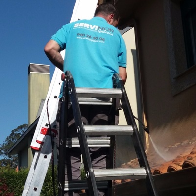 Limpieza de canalones y tejadillo en vivienda unifamiliar