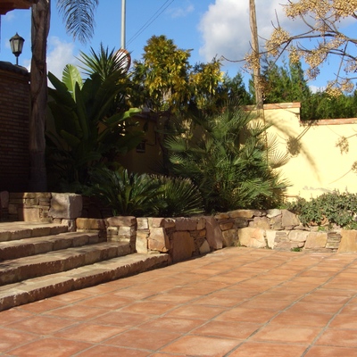 TERRAZA BARRO Y MACETEROS PIEDRA
