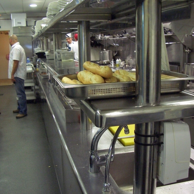 Estantería central de pase en cocina profesional