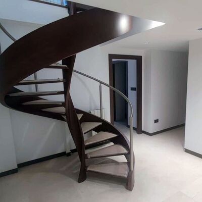 Escalera hacia altillo