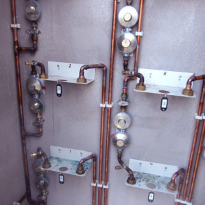 Batería de contadores de gas en roses