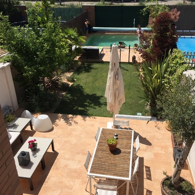 Jardin con piscina parcela adosada