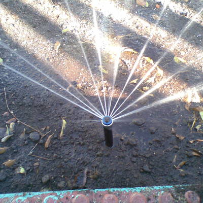 ASPERSOR  ROTATOR EN FUNCIONAMIENTO