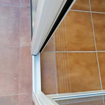 Marco inferior de corredera de aluminio ofrece mejor paso por sus medidas reducidas