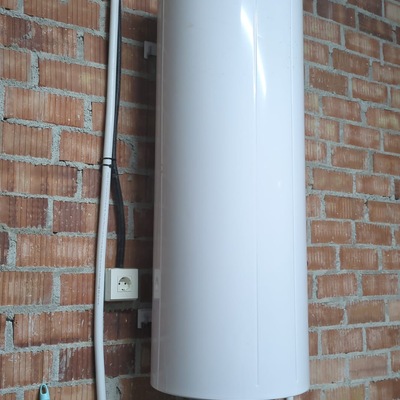 Instalación termo eléctrico 200l en gimnasio