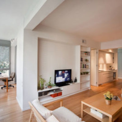 Pintura blanca lisa y colocación suelo laminado