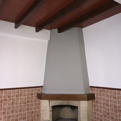 Chimenea gris y paredes blancas