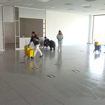 Limpieza en exposición de automoviles