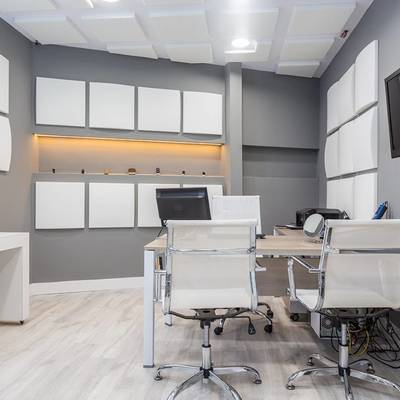 Paneles básicos acondicionando oficina