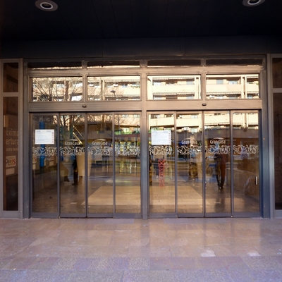 10- Puerta entrada Centro Comercial Grancasa