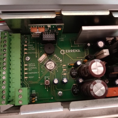 Placa de una puerta automática