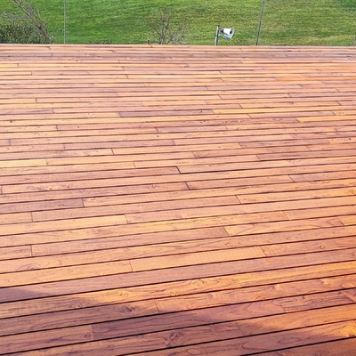 Instalación de tarima en terraza exterior y focos en suelo