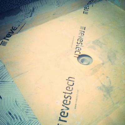 Ducha a ras de suelo en obra.