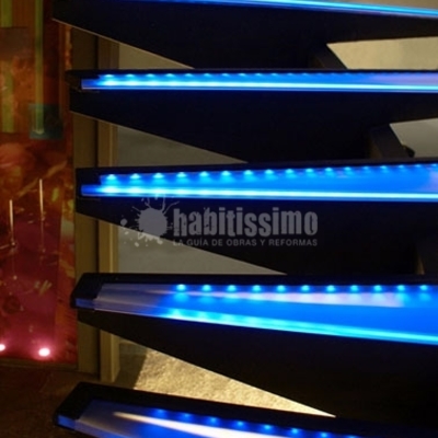 Escalera con iluminación