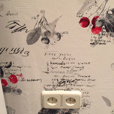 Papel pintado detalle enchufes