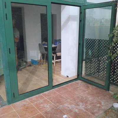 PUERTA ABATIBLE DE DOS HOJAS