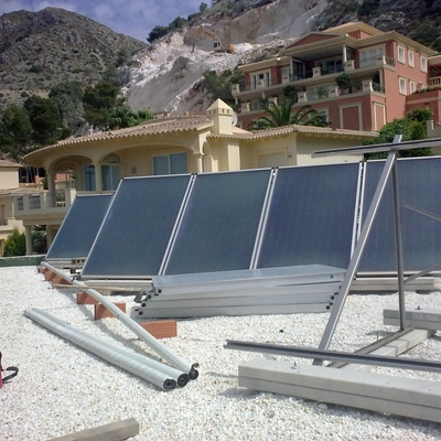 12 paneles para ACS, apoyo a calefacción.