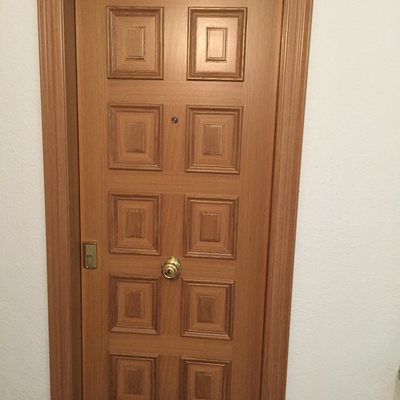 Puerta blindada 10 plafones roble escudo Disec Magnetico