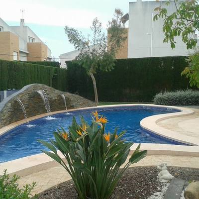 piscina gunitada con cascada de agua