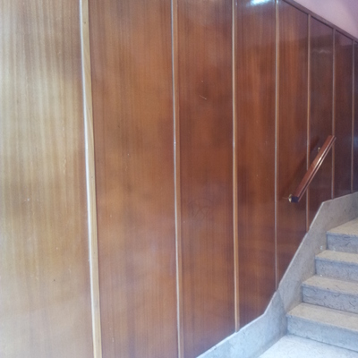 Forrado de pared en portal de edificio