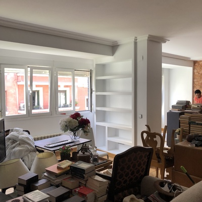 Pintar estanterías del mismo color que el salón en blanco roto