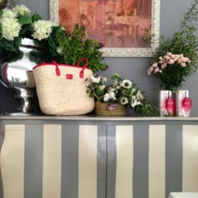 Cómoda con pintura decorativa