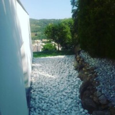 Colocación de bolo de marmulina blanco