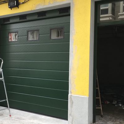 Puerta Seccional Verde Estándar