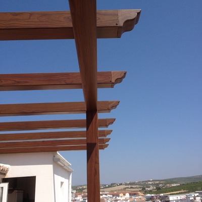 PÉRGOLA ALUMINIO NOGAL