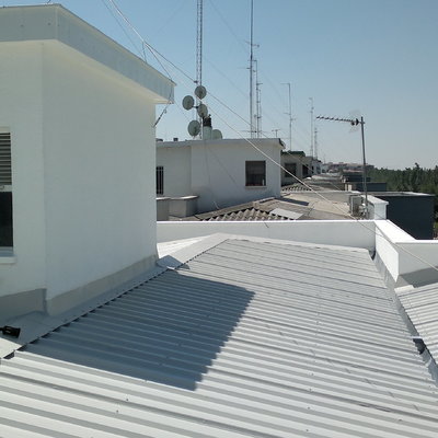 Rehabilitación de cubierta con chapa prelacada y aislamiento de lana mineral.