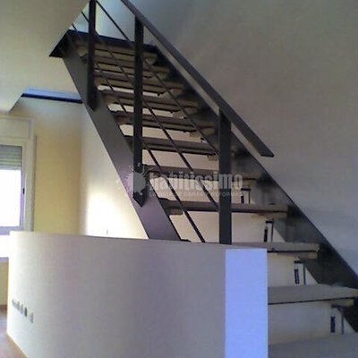 Escalera interior en piso