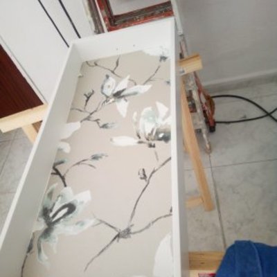 Esmaltado con papel pintado de fondo