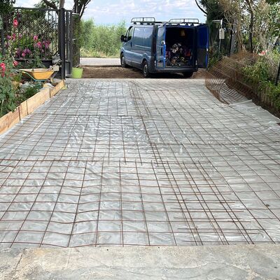 ¿Cuánto cuesta demoler el muro del patio e instalar una puerta de garaje enrollable?