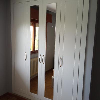 ARMARIO LACADO BLANCO CON PUERTAS FRESADAS Y ESPEJOS
