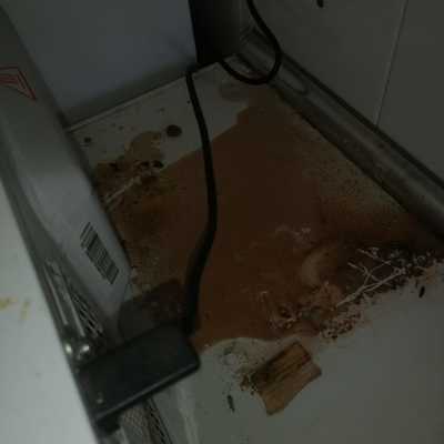 Parte de abajo de un MICROONDAS