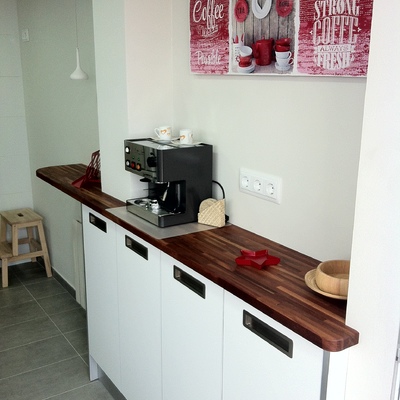 Cocina con sobre de madera maciza