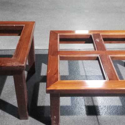 Mesas de pino color cerezo.