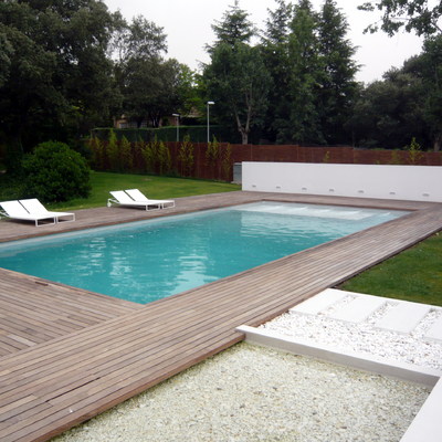 Piscina climatizada con tarima de madera