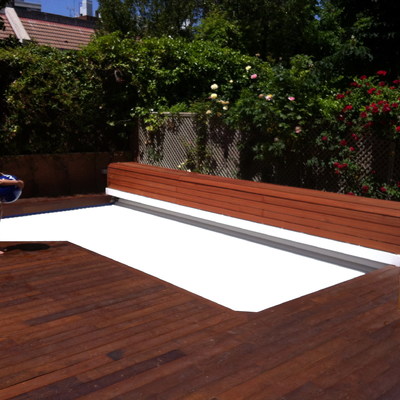 Piscina con cubierta de lamas