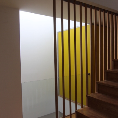 Baño pared vidrio amarillo Sevilla